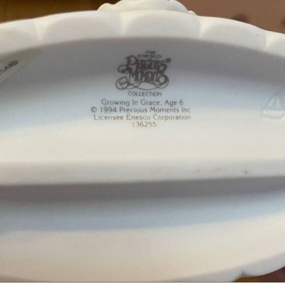 Precious Moments Figurine "Growing In Grace Age 6" - Picture 3 of 3